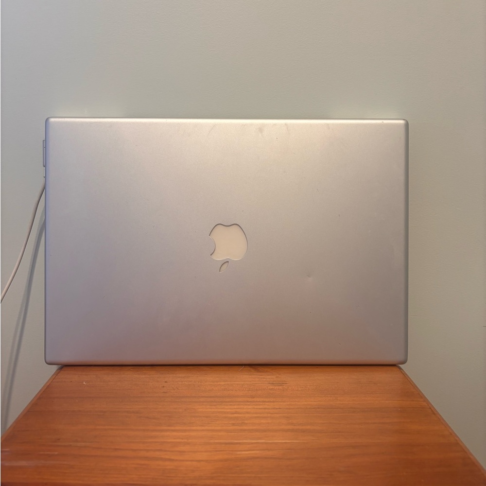 MacBook Pro 15" Early 2006 2.0GHz CPU | 2GB RAM | 80GB HDD NO BATTERY, WORKS